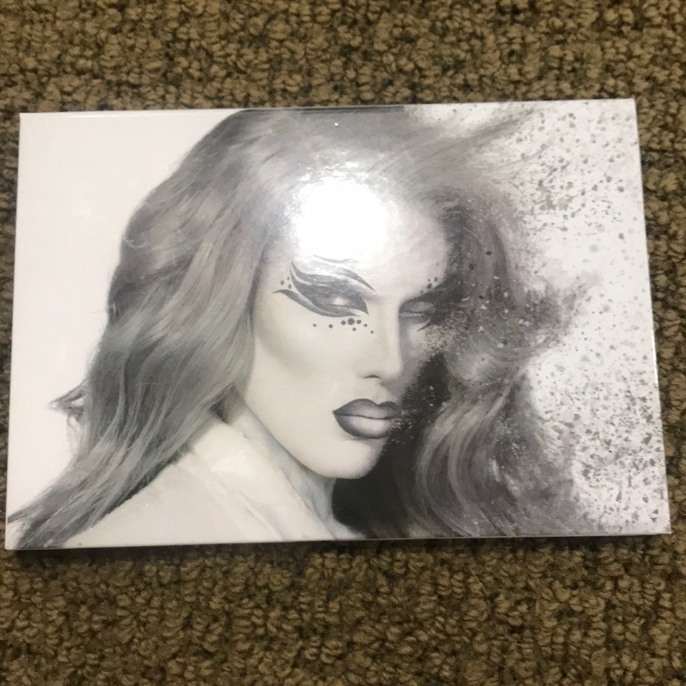 JEFFREE STAR CREMATED PALETTE